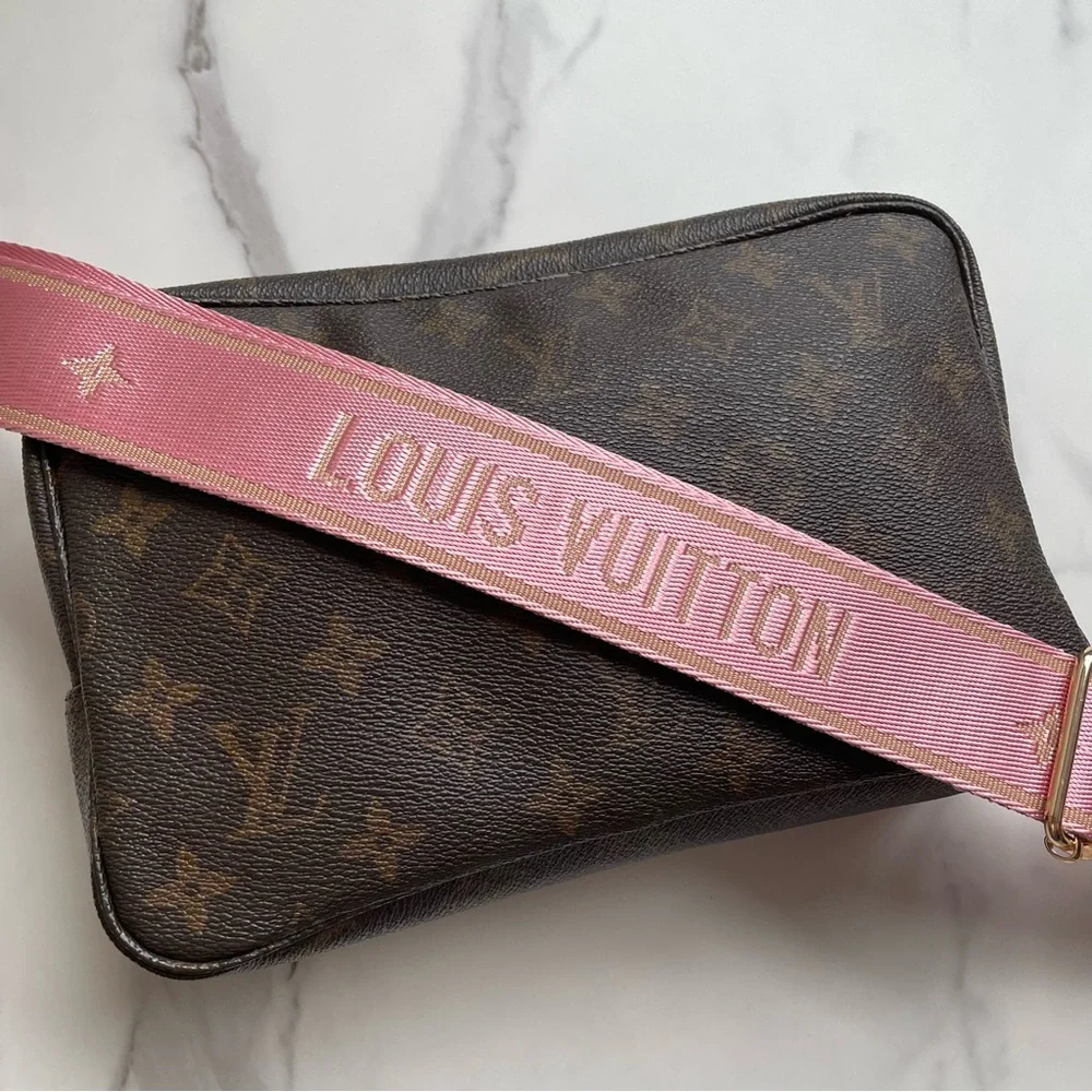 Louis Vuitton Monogram Pouch Crossbody 💖 - Picture 7 of 15